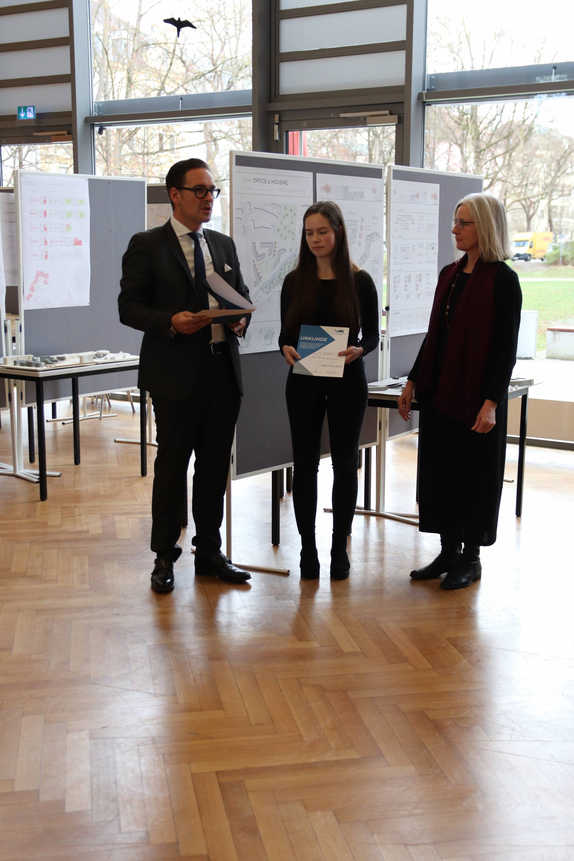 Den mit 1.000 Euro dotierten WBG-Preis 2018 erhielt in diesem Jahr Johanna Klimesch mit ihrer Bachelorarbeit im Studiengang Energieeffizientes Planen und Bauen zum Thema „Cyber Office and Housing – Arbeiten und Wohnen innerhalb eines zu entwickelnden nachhaltigen Stadtquartiers“. Den mit 1.000 Euro dotierten WBG-Preis 2018 erhielt in diesem Jahr Johanna Klimesch mit ihrer Bachelorarbeit im Studiengang Energieeffizientes Planen und Bauen zum Thema „Cyber Office and Housing – Arbeiten und Wohnen innerhalb eines zu entwickelnden nachhaltigen Stadtquartiers“.