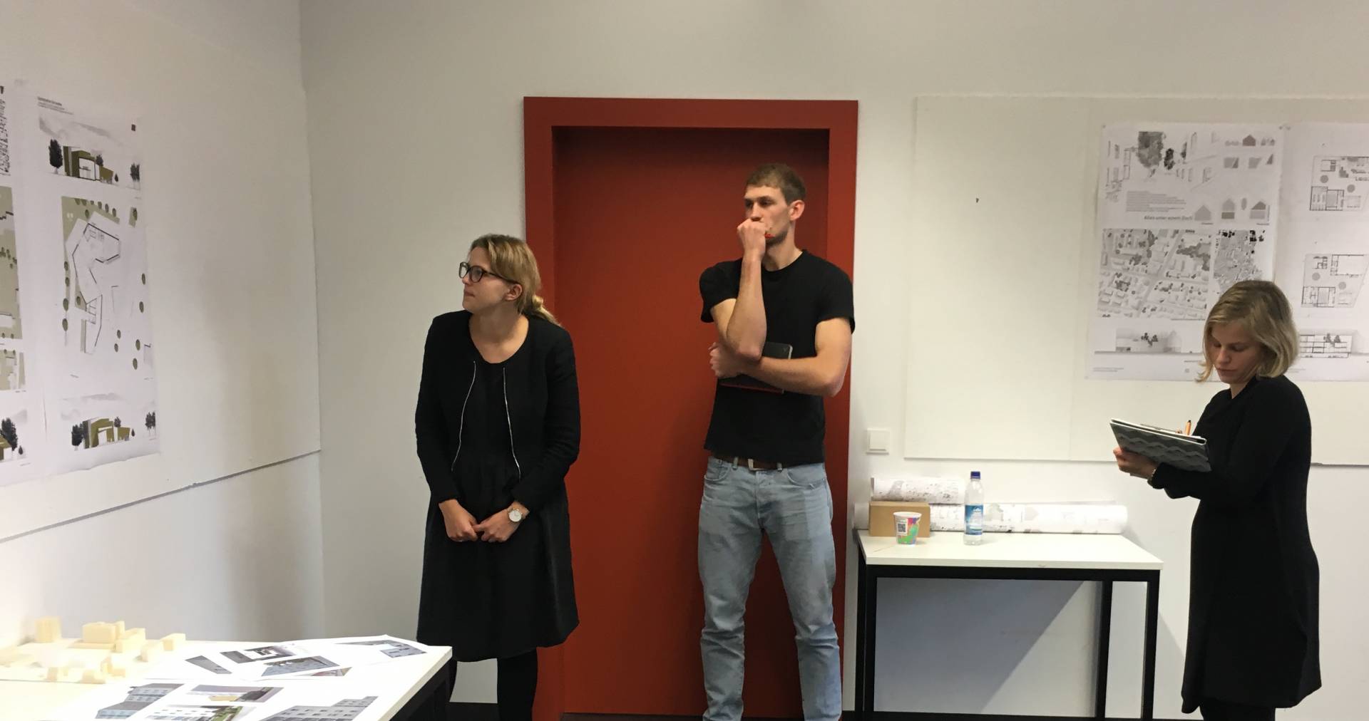 Die Leiterin des Entwurfsprojekts, Prof. Katinka Temme (rechts), und Gastkritikerin Petja Huber vom Planungsbüro UmbauStadt (links) diskutieren mit Studierenden die Entwurfsprojekte. Foto: Mark Kammerbauer Die Leiterin des Entwurfsprojekts, Prof. Katinka Temme (rechts), und Gastkritikerin Petja Huber vom Planungsbüro UmbauStadt (links) diskutieren mit Studierenden die Entwurfsprojekte. Foto: Mark Kammerbauer