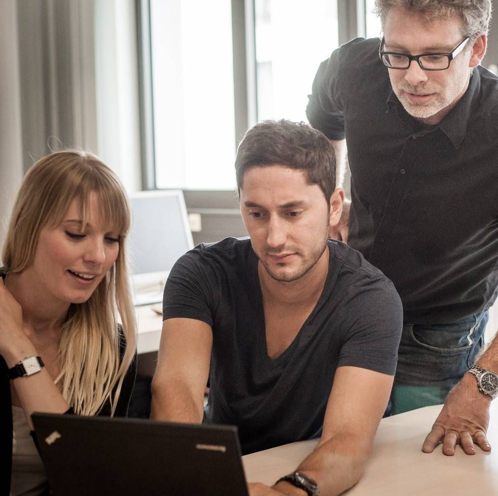 Prof. Dr. Stefan Etschberger mit Studierenden - Bachelor Wirtschaftsingenieurwesen für BWLer - berufsbegleitend - Hochschule Augsburg (Foto: Michael Kipp)