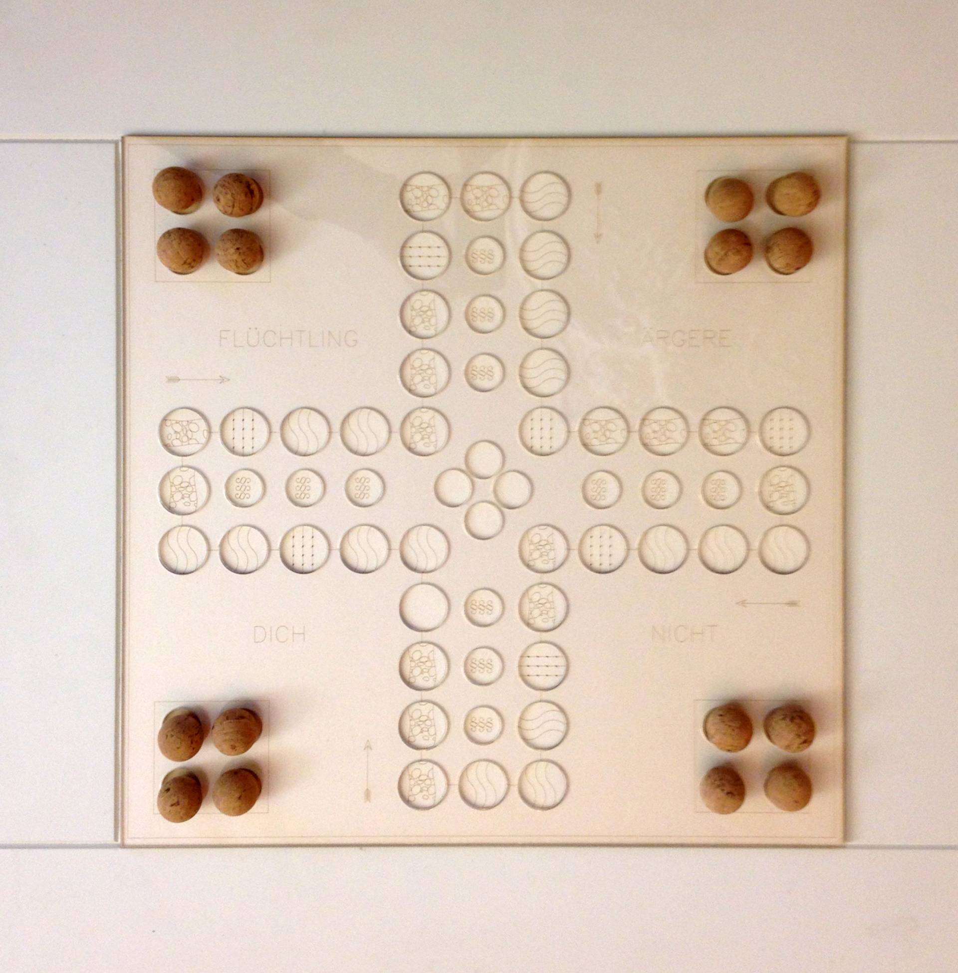 „Flüchtling ärgere dich nicht“ von von Julia Pleuser, Max Kling, Benjamin Slosharek und Valentin Weishaupt „Flüchtling ärgere dich nicht“ von von Julia Pleuser, Max Kling, Benjamin Slosharek und Valentin Weishaupt