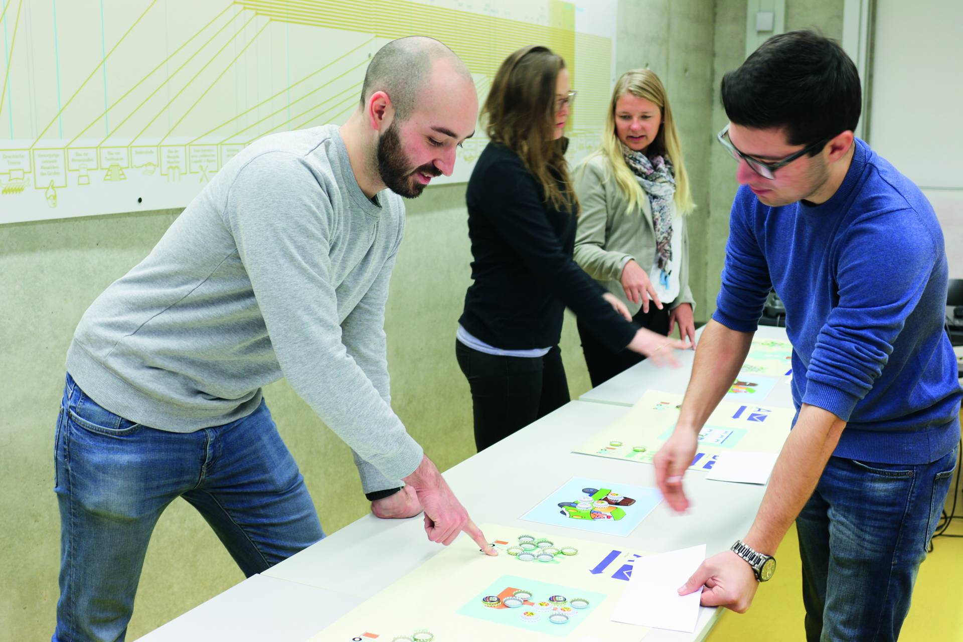 Studierende diskutieren über die Pläne für das Datenmanagementsystem.