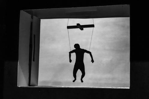 Szenisch inszeniert.