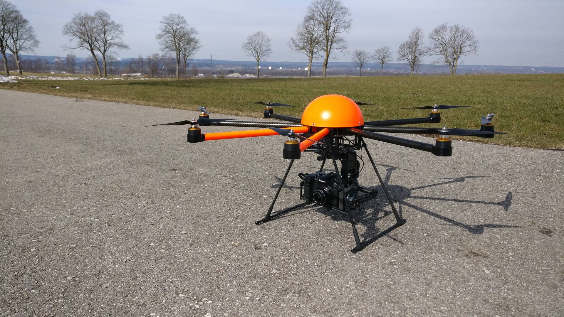 Vermessungsdrohne (HT8-2000) mit Photogrammetriekamera bestückt