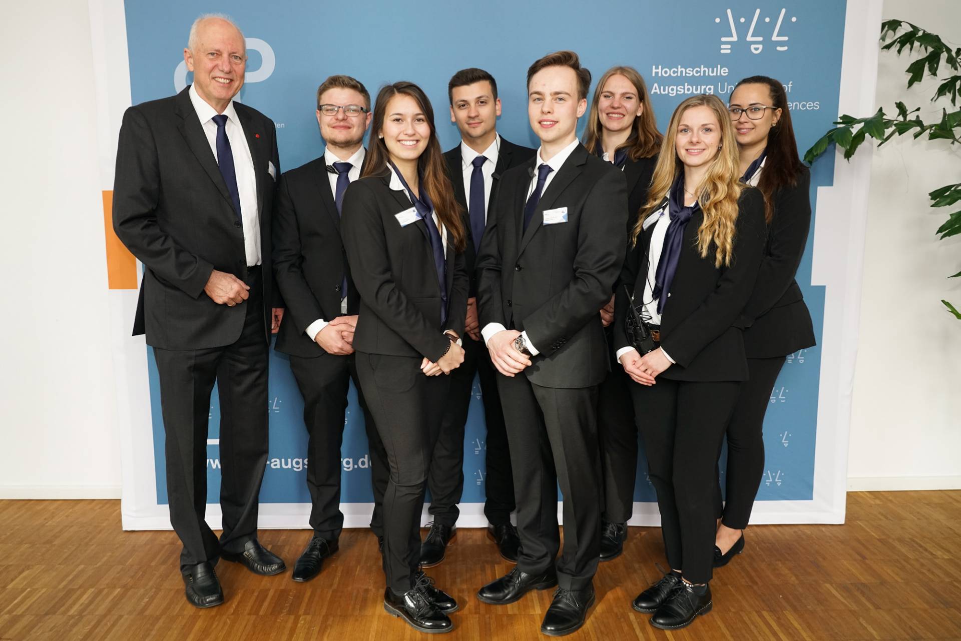 Die Pyramid-Projektleitung 2019 und Prof. Dr. habil. Klaus Kellner, v.l.n.r.: Klaus Kellner, Daniel Heigl, Jessica Wahl, Kevin Wiemer, Florian Tinkhauser, Sonja Nübling, Angelina Widholm und Julia Mücke.