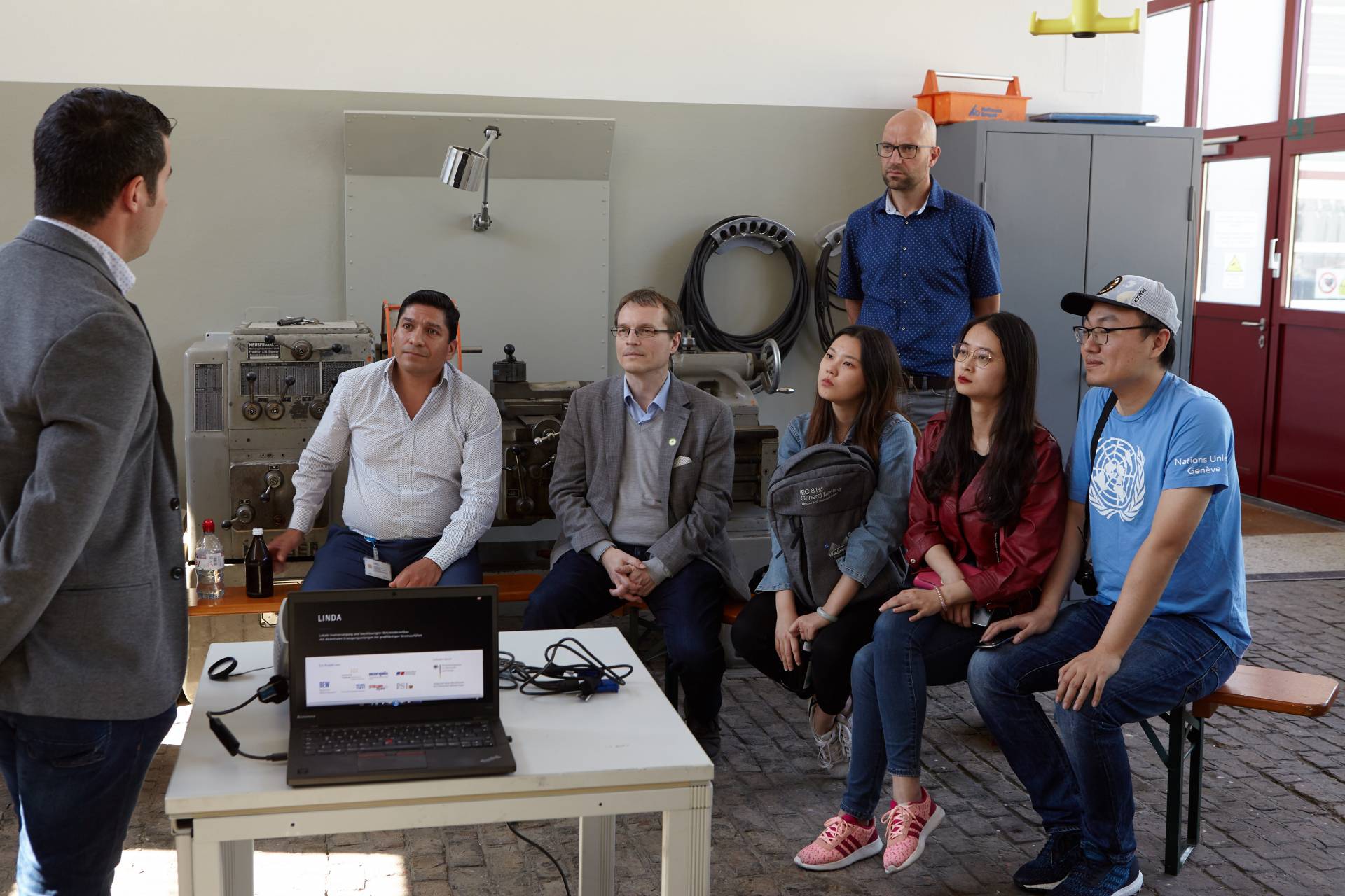 Christoph Steinhart stellt der Arbeitsgruppe der IEC das Projekt LINDA vor