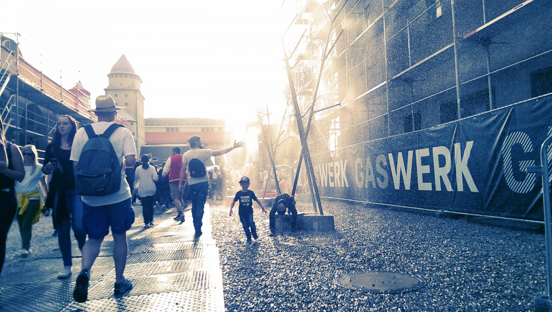 Die Nebelskulptur „SpaceTrees“ auf dem Festivalgelände (alle Abb.: E2D-UP!)