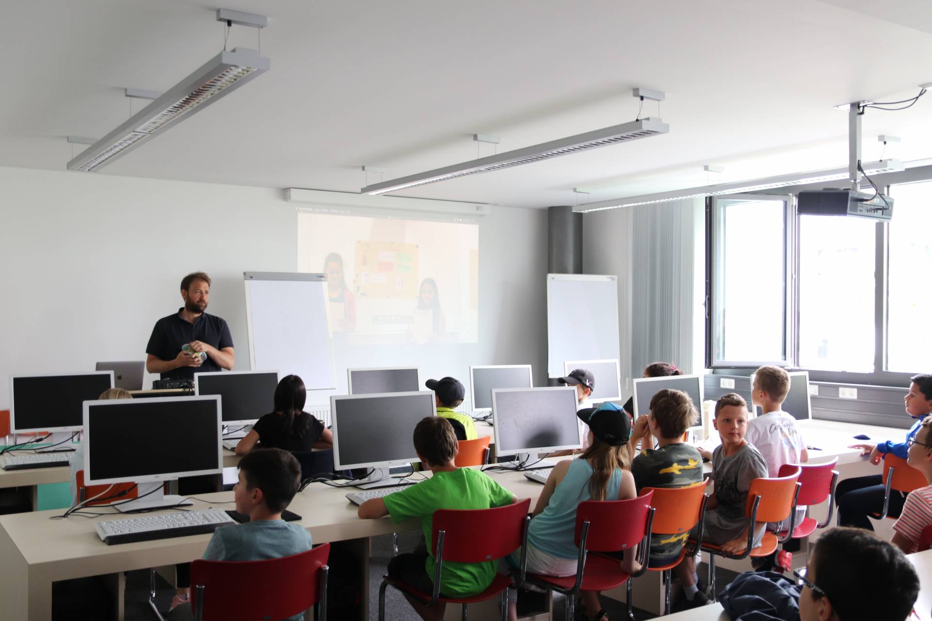 Die Schüler mit Prof. Krupp in einem Arbeitsraum der Hochschulbibliothek.