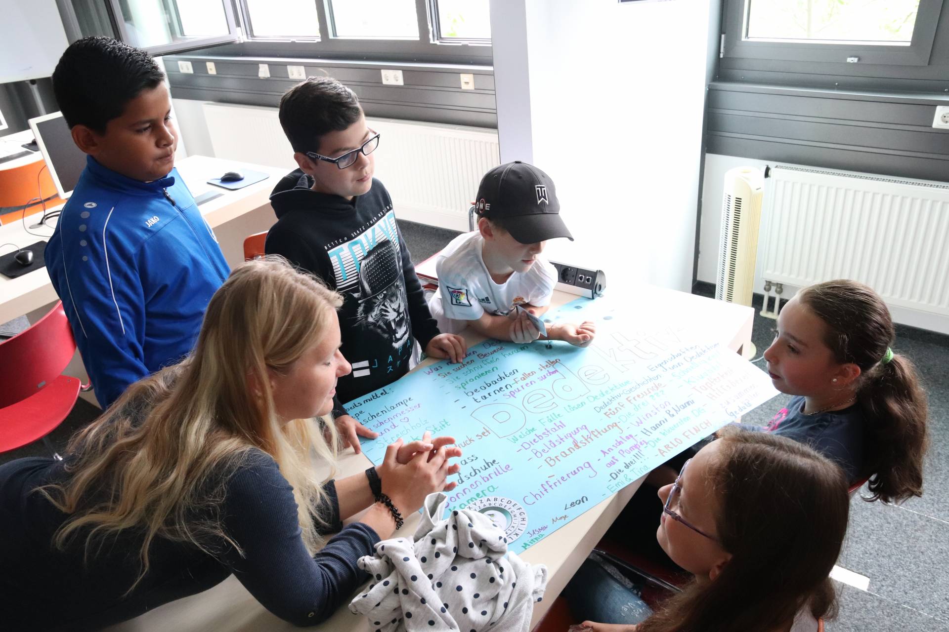 Sarah Maria Zerle (l). mit Schülern der Grundschule Vor dem Roten Tor.