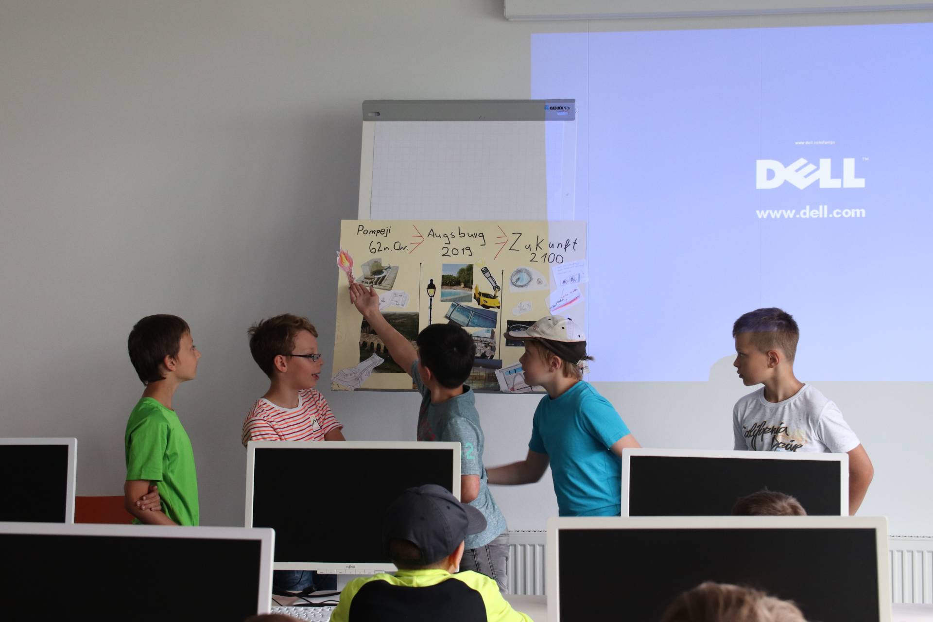Schüler der Grundschule Vor dem Roten Tor stellen ihre Arbeitsergebnisse vor. 