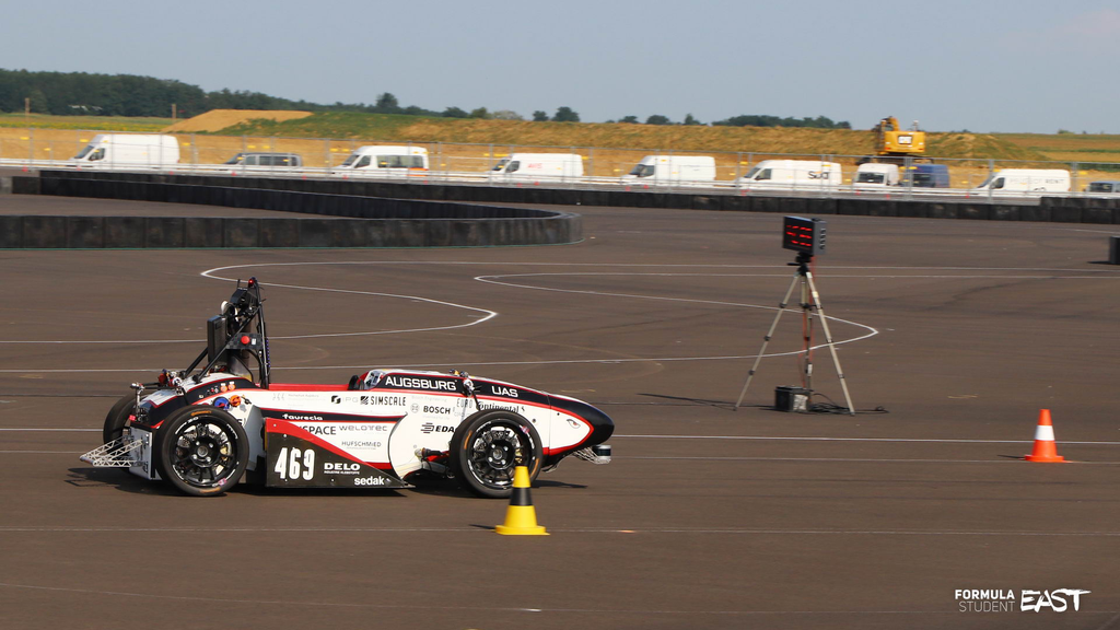 Fenja, der autonom fahrende Rennwagen der Hochschule Augsburg, auf der Strecke.