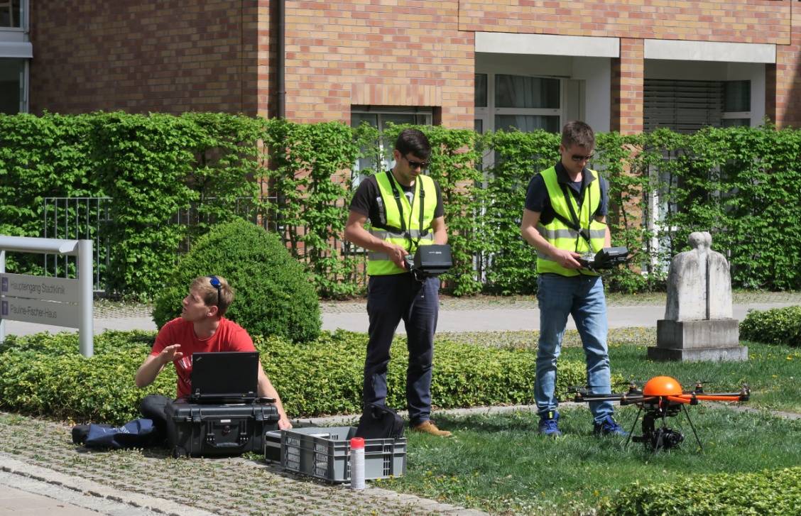 Octocopter HT-8 mit Piloten Matthias Brosch, Alexander Weng und Tobias Hildebrand