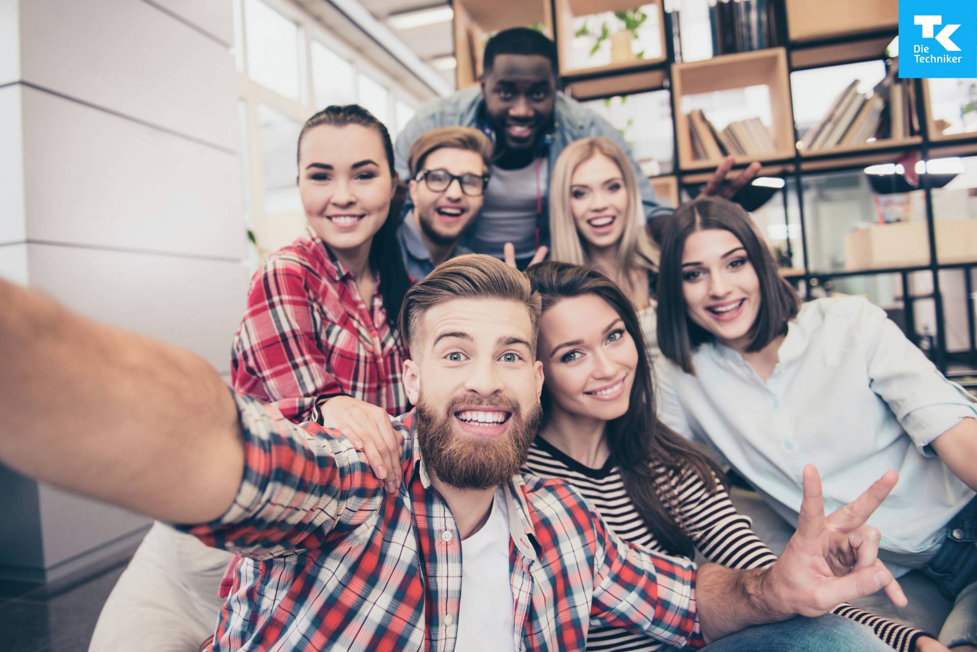 Glückliche Studierende mit Peace-Handzeichen und Lächeln