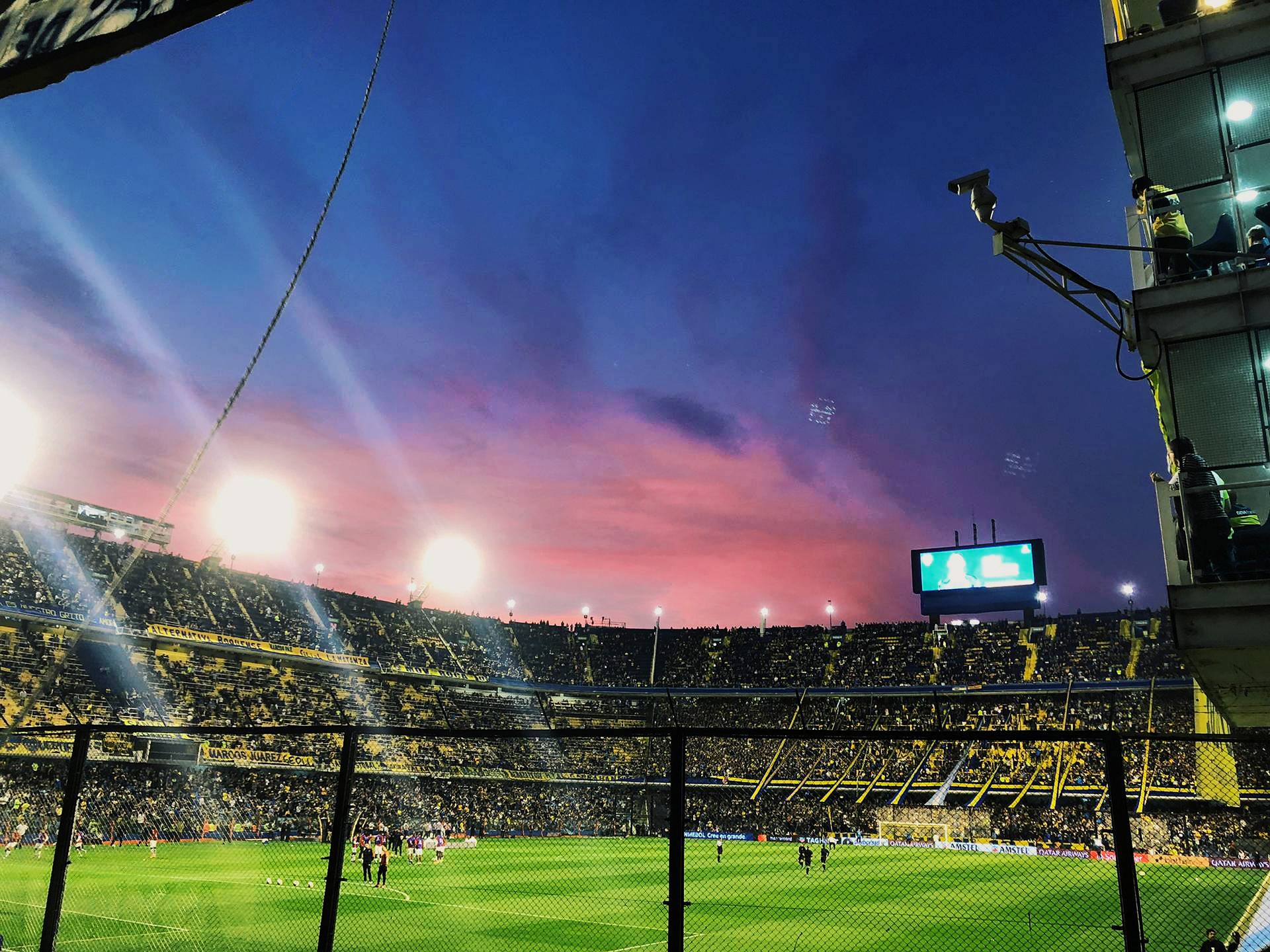 Fußballspiel im mit einmaliger Stimmung im „La Bombonera“, dem Stadion des berühmten Vereins „La Boca“ welcher seine Heimat im gleichnamigen Armenviertel in Buenos Aires hat. Fußballspiel im mit einmaliger Stimmung im „La Bombonera“, dem Stadion des berühmten Vereins „La Boca“ welcher seine Heimat im gleichnamigen Armenviertel in Buenos Aires hat.