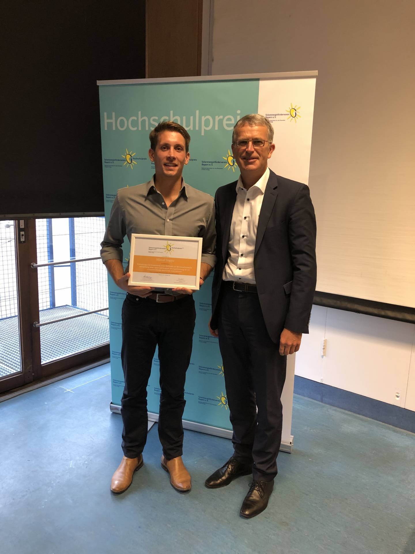 Marcel Trappe (l.) und Prof. Dr. Michael Finkel bei der Verleihung des Hochschulpreises des Solarenergiefördervereins Bayern  