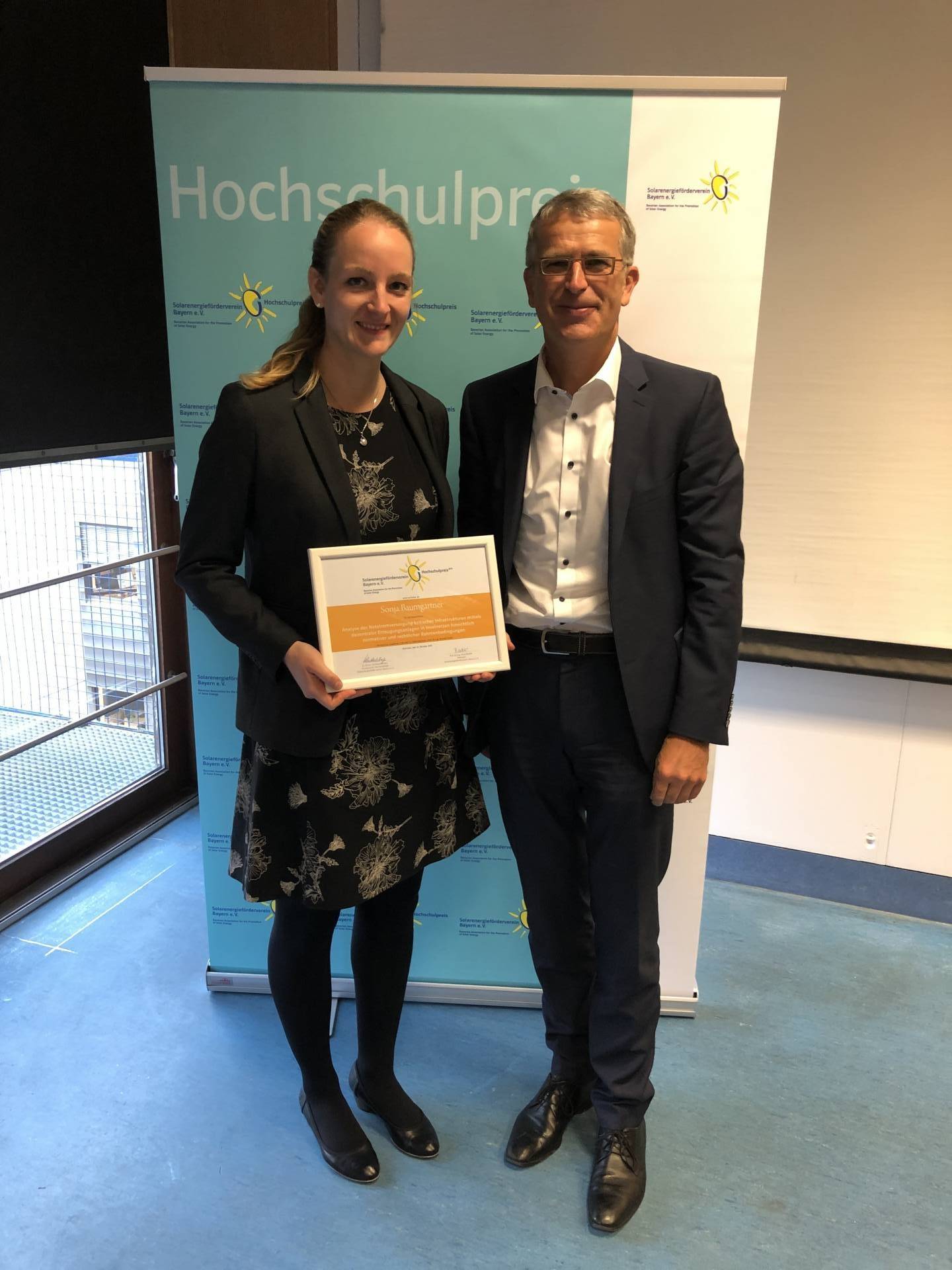 Sonja Baumgartner und Prof. Dr. Michael Finkel bei der Verleihung des Hochschulpreises des Solarenergiefördervereins Bayern 