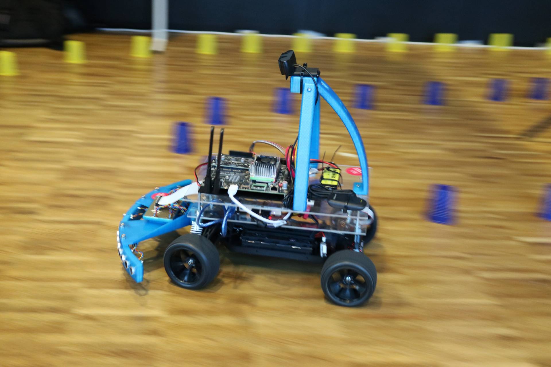 Automatisiertes Modellauto mit Softwareagenten.