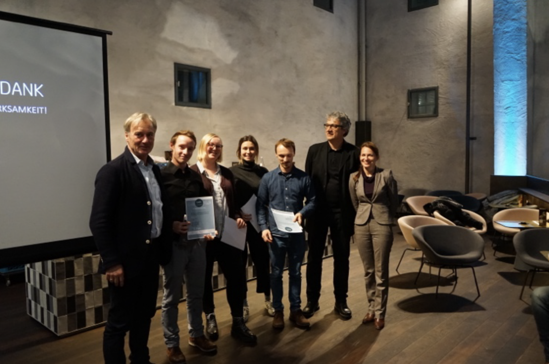 2. Preis: Studierende Levin Kümmerle, Sebastian Wahl, Anna Willmann und Tabea Zelt. Frau Gribl (Langner´sche Stiftung), H. Tiefenbacher, H. Stumpt (SAIV) 2. Preis: Studierende Levin Kümmerle, Sebastian Wahl, Anna Willmann und Tabea Zelt. Frau Gribl (Langner´sche Stiftung), H. Tiefenbacher, H. Stumpt (SAIV)
