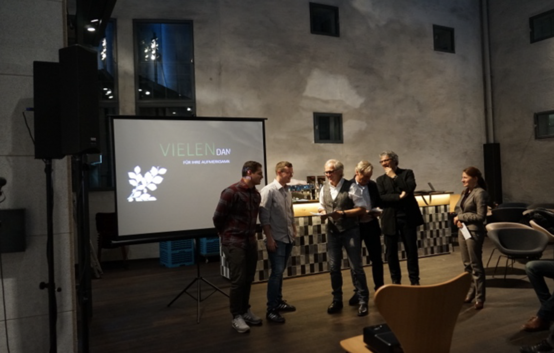 Gewinner eines Sonderpreises: Studierende Christian Schröder und Johannes Steidle. Frau Gribl (Langner´sche Stiftung), H. Tiefenbacher, H. Stumpt (SAIV) Gewinner eines Sonderpreises: Studierende Christian Schröder und Johannes Steidle. Frau Gribl (Langner´sche Stiftung), H. Tiefenbacher, H. Stumpt (SAIV)