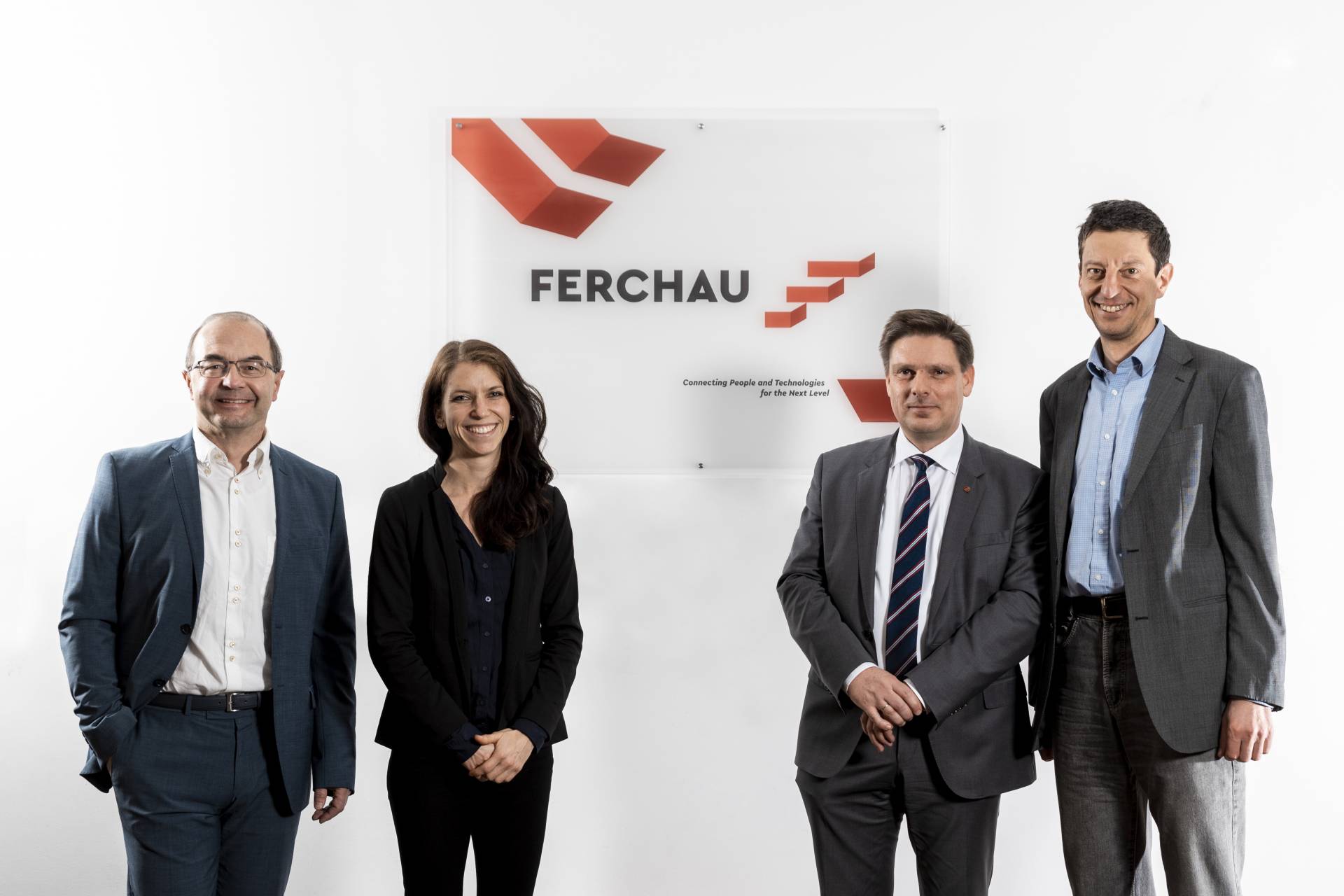 Vertreter von Hochschule und FERCHAU bei der Eröffnung des FERCHAU-Hörsaals (v.l.n.r.): Matthias Pleyer, Niederlassungsleiter Augsburg, Stefanie Kirschey, Business Managerin von FERCHAU, Prof. Dr.-Ing. Wolfgang Zeller, Dekan der Fakultät für Elektrotechnik, und Prof. Dr. László Kovács Vizepräsident für Studium und Lehre an der Hochschule Augsburg. Vertreter von Hochschule und FERCHAU bei der Eröffnung des FERCHAU-Hörsaals (v.l.n.r.): Matthias Pleyer, Niederlassungsleiter Augsburg, Stefanie Kirschey, Business Managerin von FERCHAU, Prof. Dr.-Ing. Wolfgang Zeller, Dekan der Fakultät für Elektrotechnik, und Prof. Dr. László Kovács Vizepräsident für Studium und Lehre an der Hochschule Augsburg.