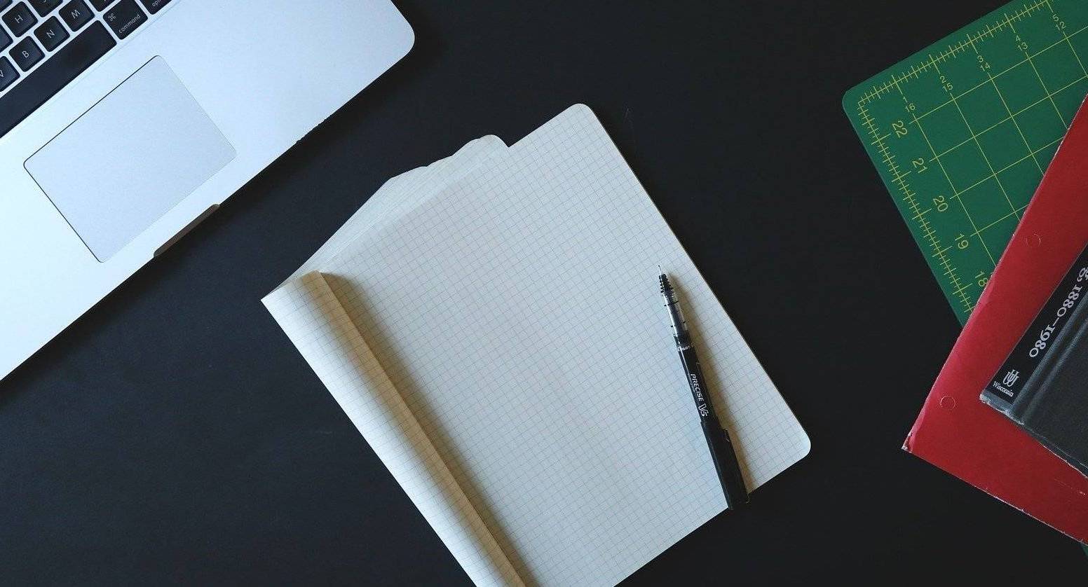 Laptop, Notizbuch, Stift und Bücher Laptop, Notizbuch, Stift und Bücher