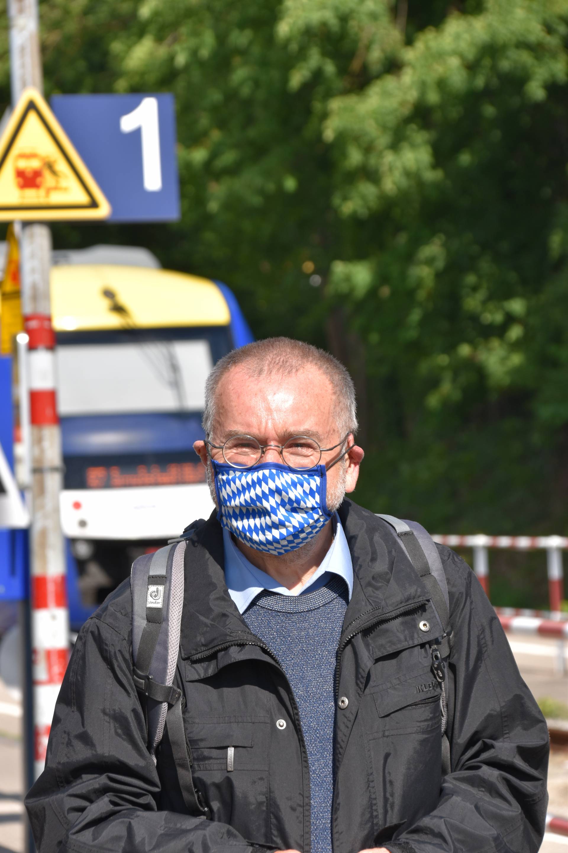Der Mund-Nasen-Schutz gehört aktuell dazu: Prof. Dipl.-Ing. Manfred Schnell, ÖPNV-Beauftragter der Stadt Friedberg