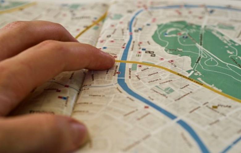 Stadtplan mit Hand © Colourbox