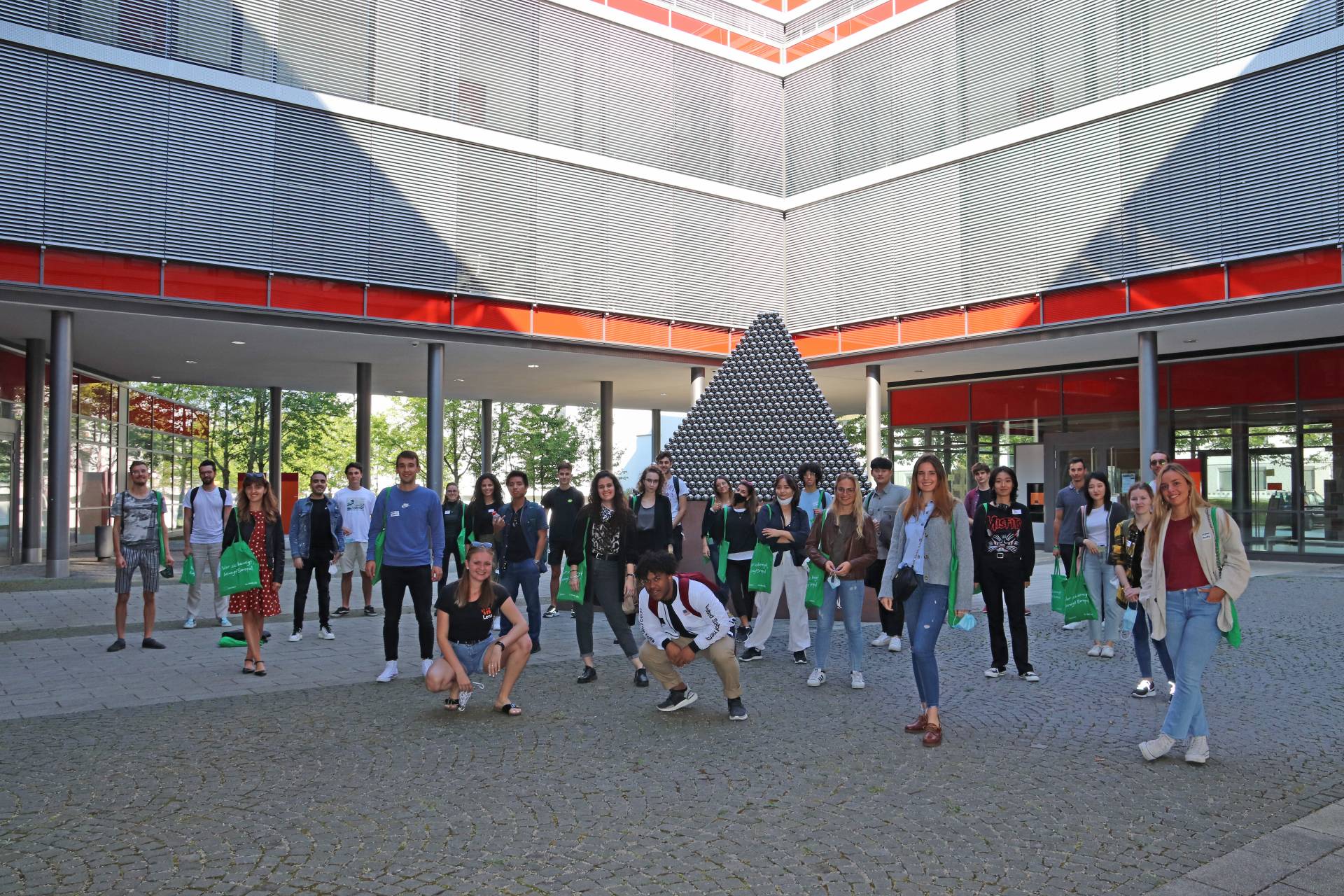 Gruppenfoto mit internationalen Studierenden Gruppenfoto mit internationalen Studierenden