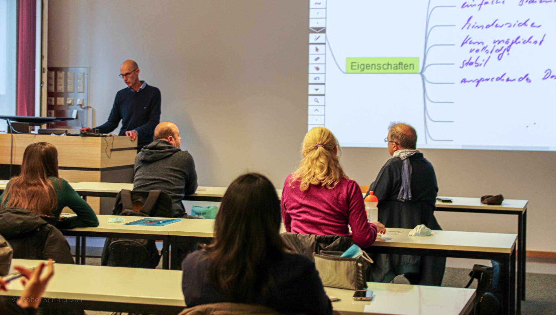 Studierende des neunten Jahrgangs der Akademischen Brückenqualifizierung bei der ersten Veranstaltung