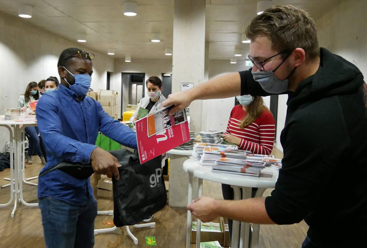 Taschenaktion: Die mit Sponsorenbeilagen gefüllten Taschen werden um weitere Einlagen ergänzt – mit freundlicher Unterstützung der beiden kirchlichen Partner ESG und KHG – Foto: Michael Rösch, kath. Hochschulgemeinsschaft