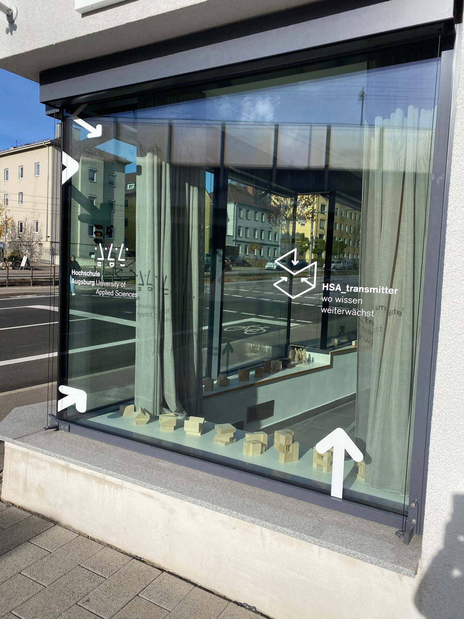 Ausstellung von außen. Architektur im HSA_transmitter.