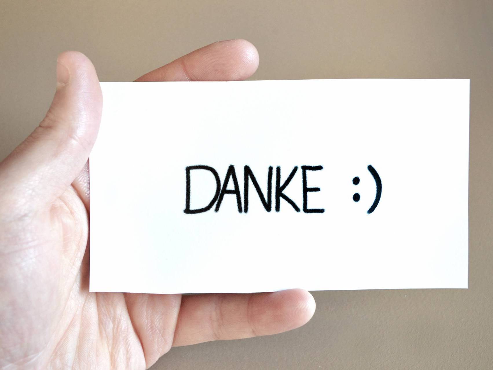 Zettel mit Aufschrift "Danke :)"