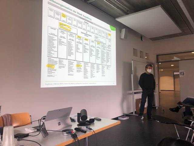 Klaus Maciol vom Referat für Bildung und Migration erklärt die Bildungsorganisation der Stadt Augsburg