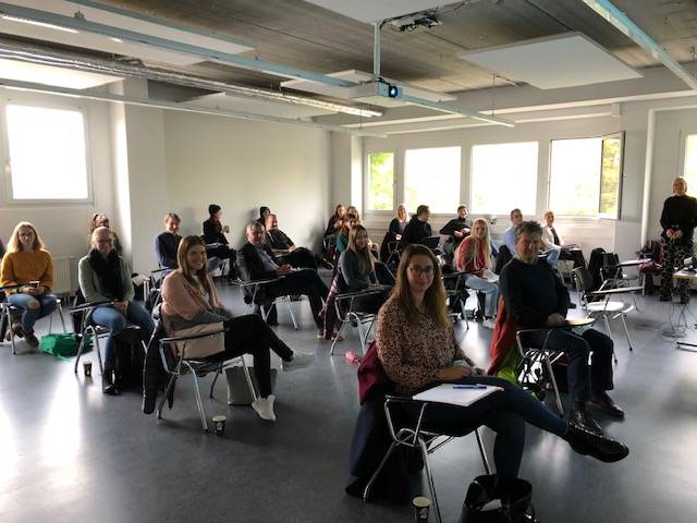 Prof. Dr. Barbara Rink (hinten rechts) mit Studierenden der Sozialen Arbeit und Kooperationspartner:innen 