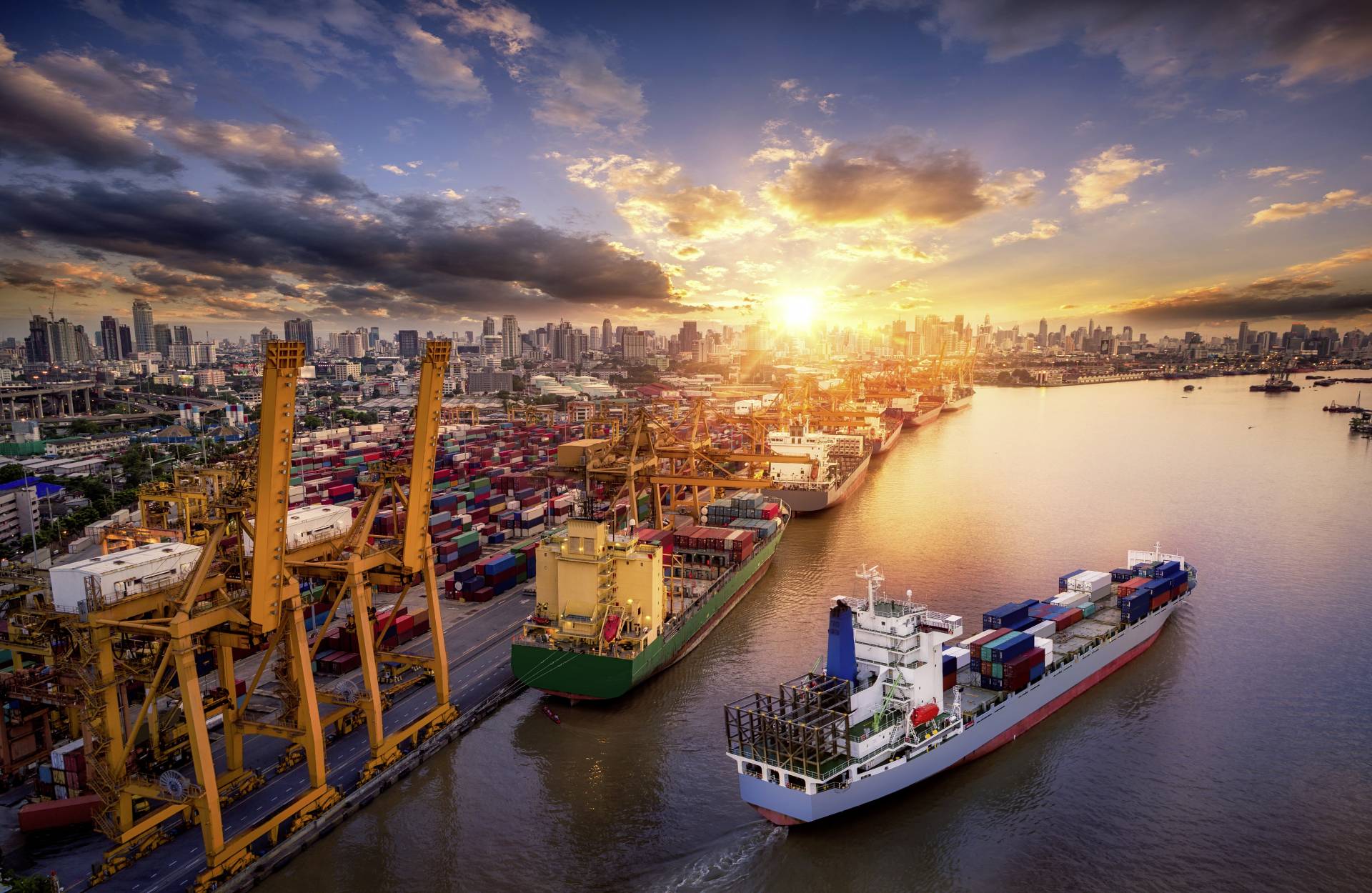 Containerschiffe, Hafen, Zoll- und Außenwirtschaft, Fracht - Foto: istockphoto.com Containerschiffe, Hafen, Zoll- und Außenwirtschaft, Fracht - Foto: istockphoto.com