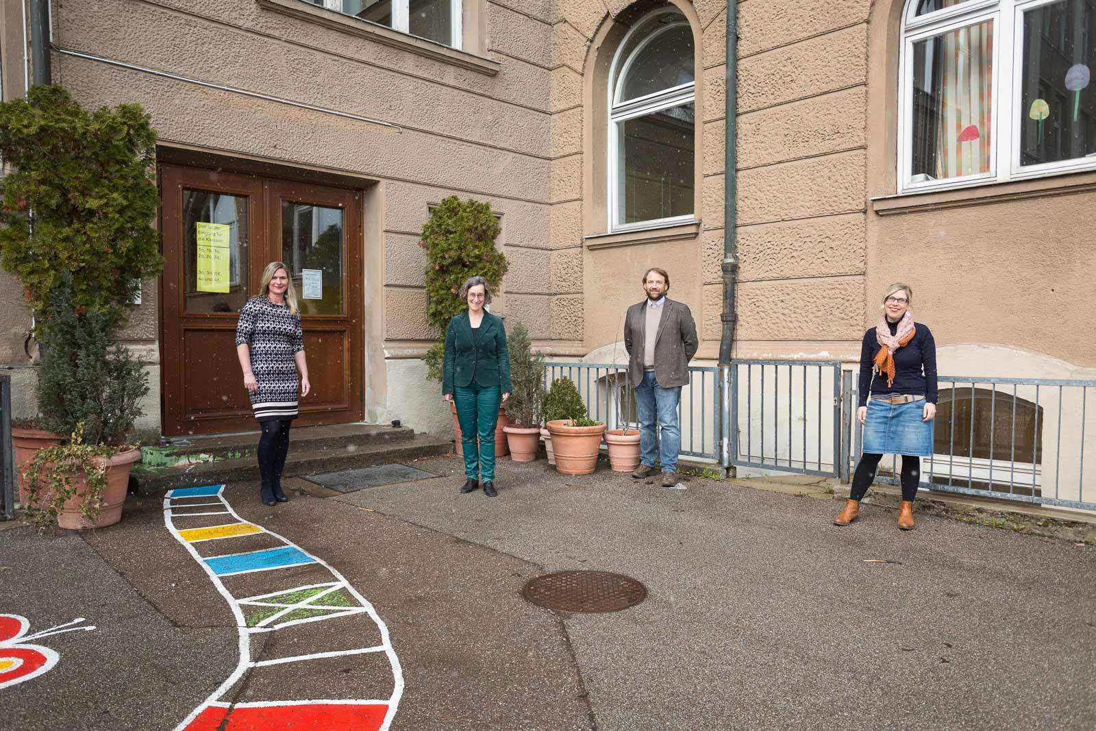 Auf dem Schulhof der Grundschule Augsburg Vor dem Roten Tor.