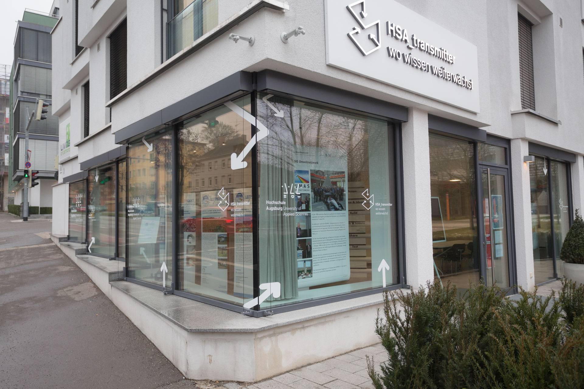 Der Innovationsraum der Hochschule Augsburg HSA_transmitter ermöglicht auch Live Übertragungen: Die Fachtagung #Bau + Immobilie 21 des IBI – Institut für Bau und Immobilie der Hochschule Augsburg – findet am 26.03.2021 von 13 - 16 Uhr virtuell statt. Der Innovationsraum der Hochschule Augsburg HSA_transmitter ermöglicht auch Live Übertragungen: Die Fachtagung #Bau + Immobilie 21 des IBI – Institut für Bau und Immobilie der Hochschule Augsburg – findet am 26.03.2021 von 13 - 16 Uhr virtuell statt.