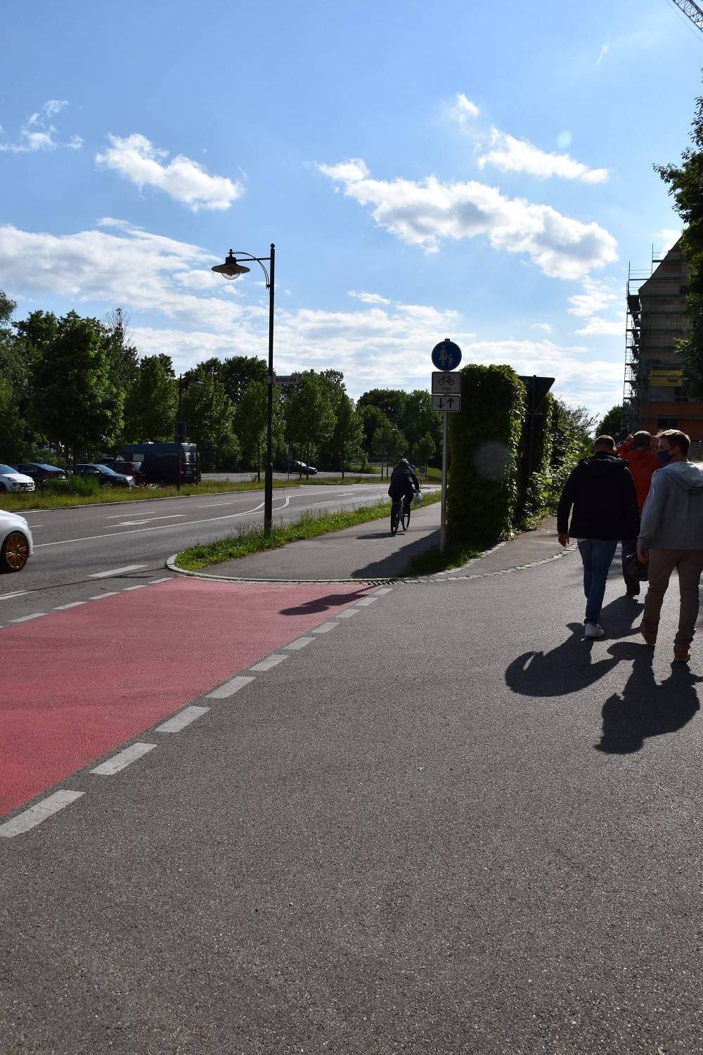 Ortsbegehung in Friedberg: Studierende der Fakultät für Wirtschaft von der Hochschule Augsburg. Beide Bilder © Ulrike Tielemann