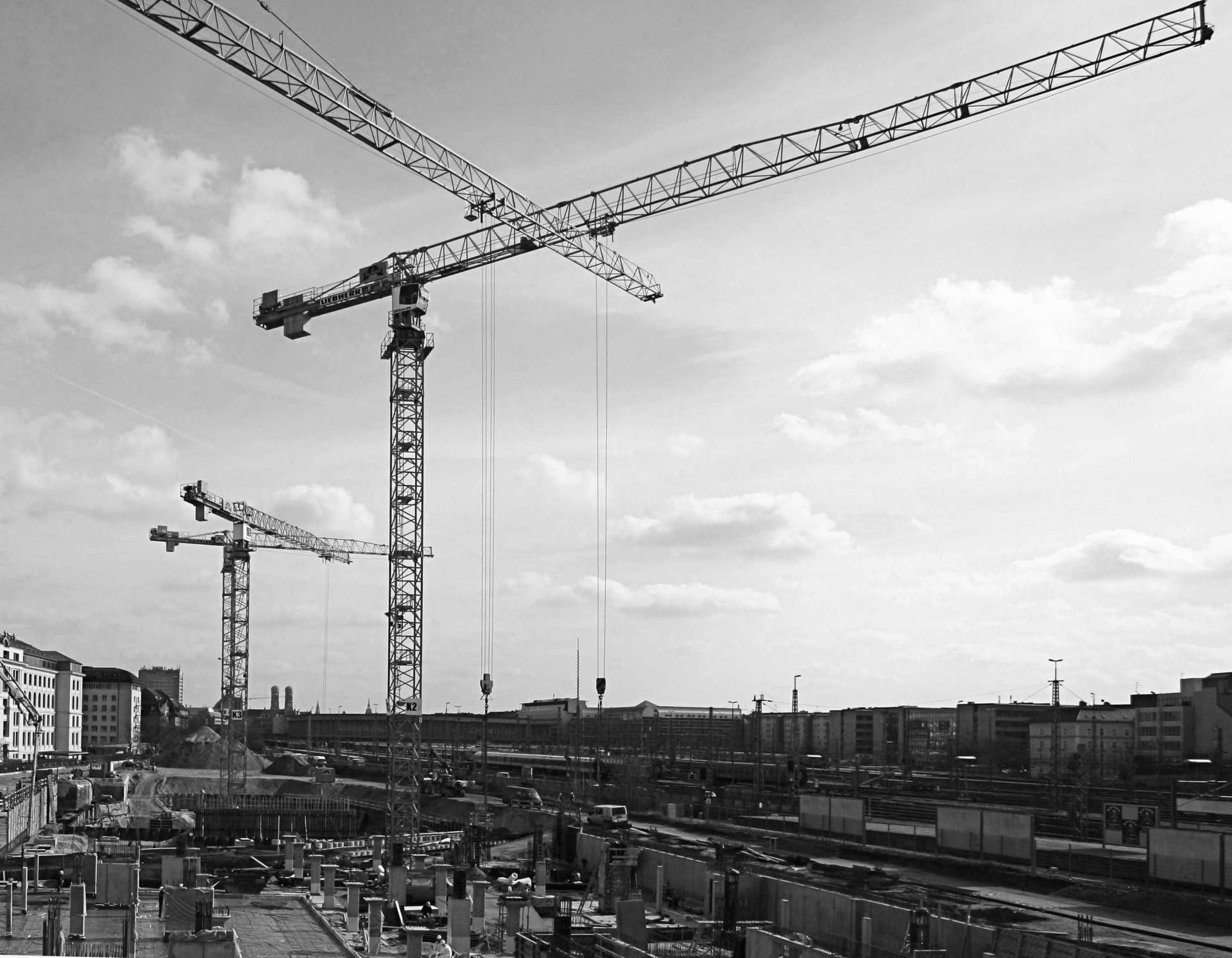 Baustelle mit Kränen und weitem Himmel