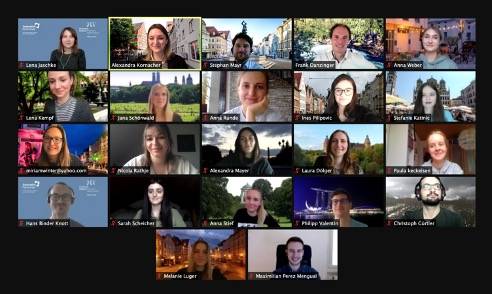 Student:innen und Praxispartner:innen beim Projekt-Kick-Off mit City-in-Use-Hintergründen © Alexandra Kornacher