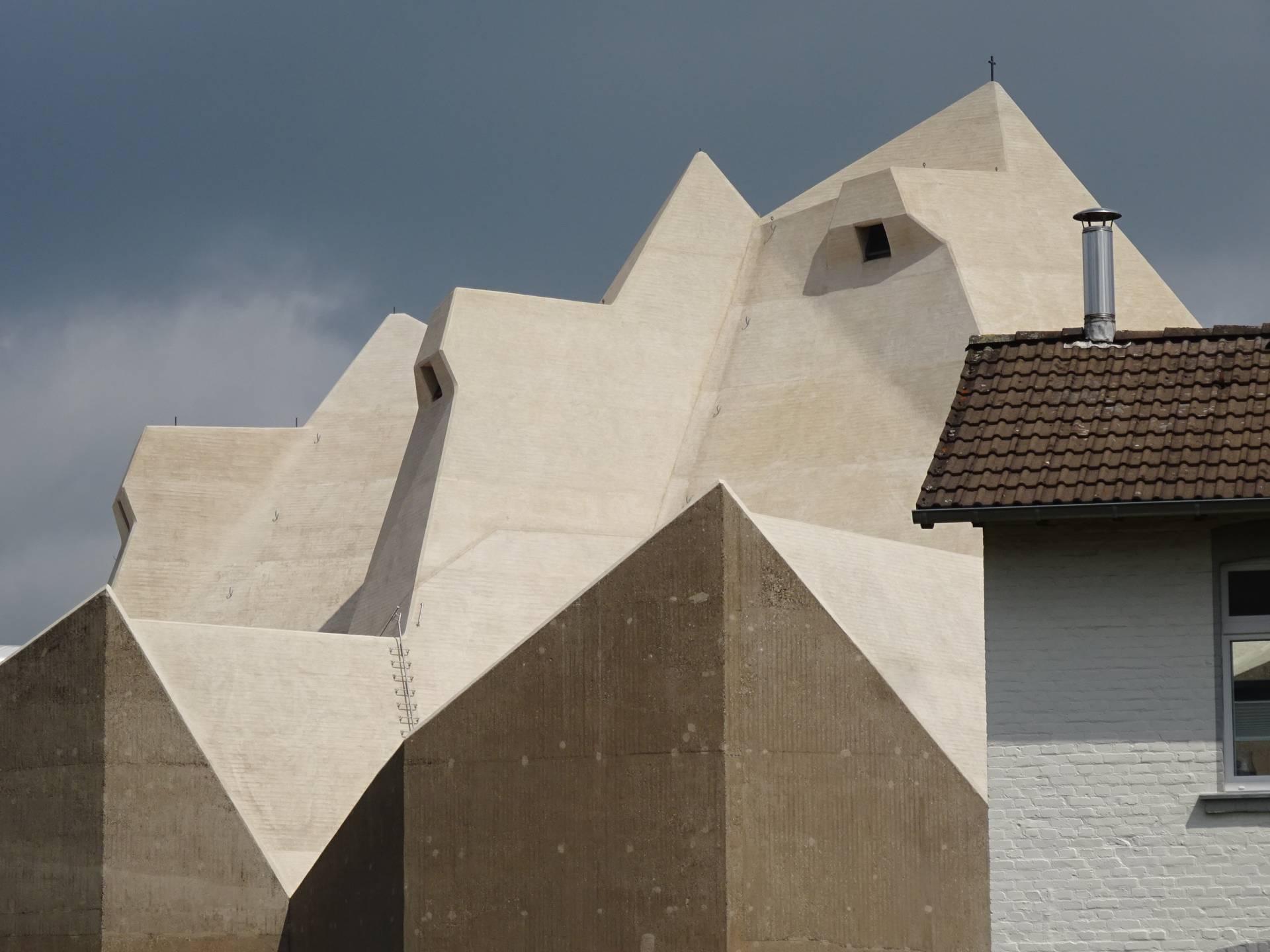 Die Kirche ist mitten im Ort!