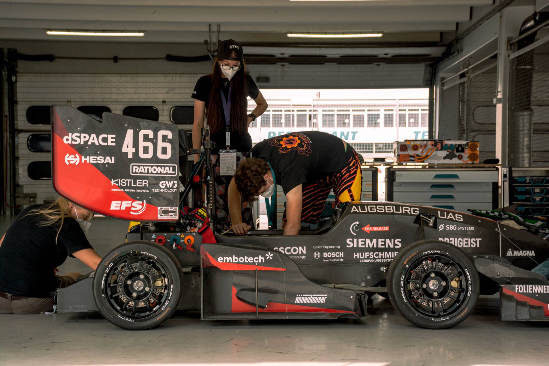 Studierende arbeiten am Rennwagen Zapp Driverless (Foto: Formula Student Germany / Mosch) Studierende arbeiten am Rennwagen Zapp Driverless (Foto: Formula Student Germany / Mosch)