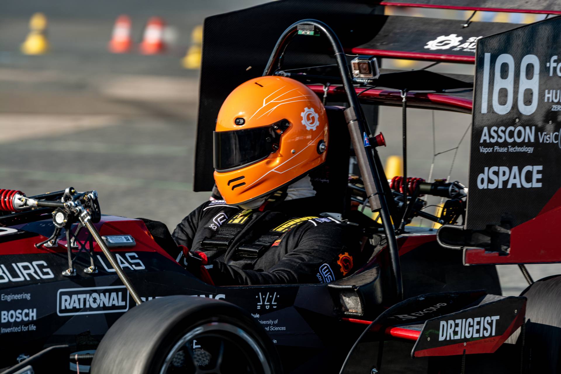 Ein Student fährt den Rennwagen Blecki Decker. Ein Student fährt den Rennwagen Blecki Decker.