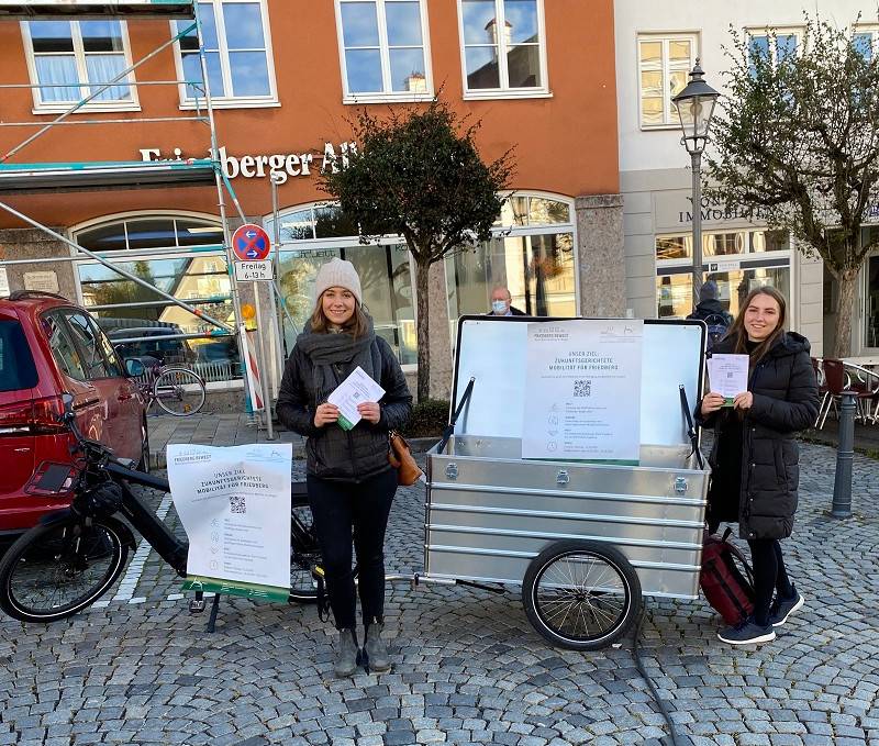 Forscher:innen der Hochschule Augsburg informieren Friedberger Bürger:innen zur Mobilitätserhebung