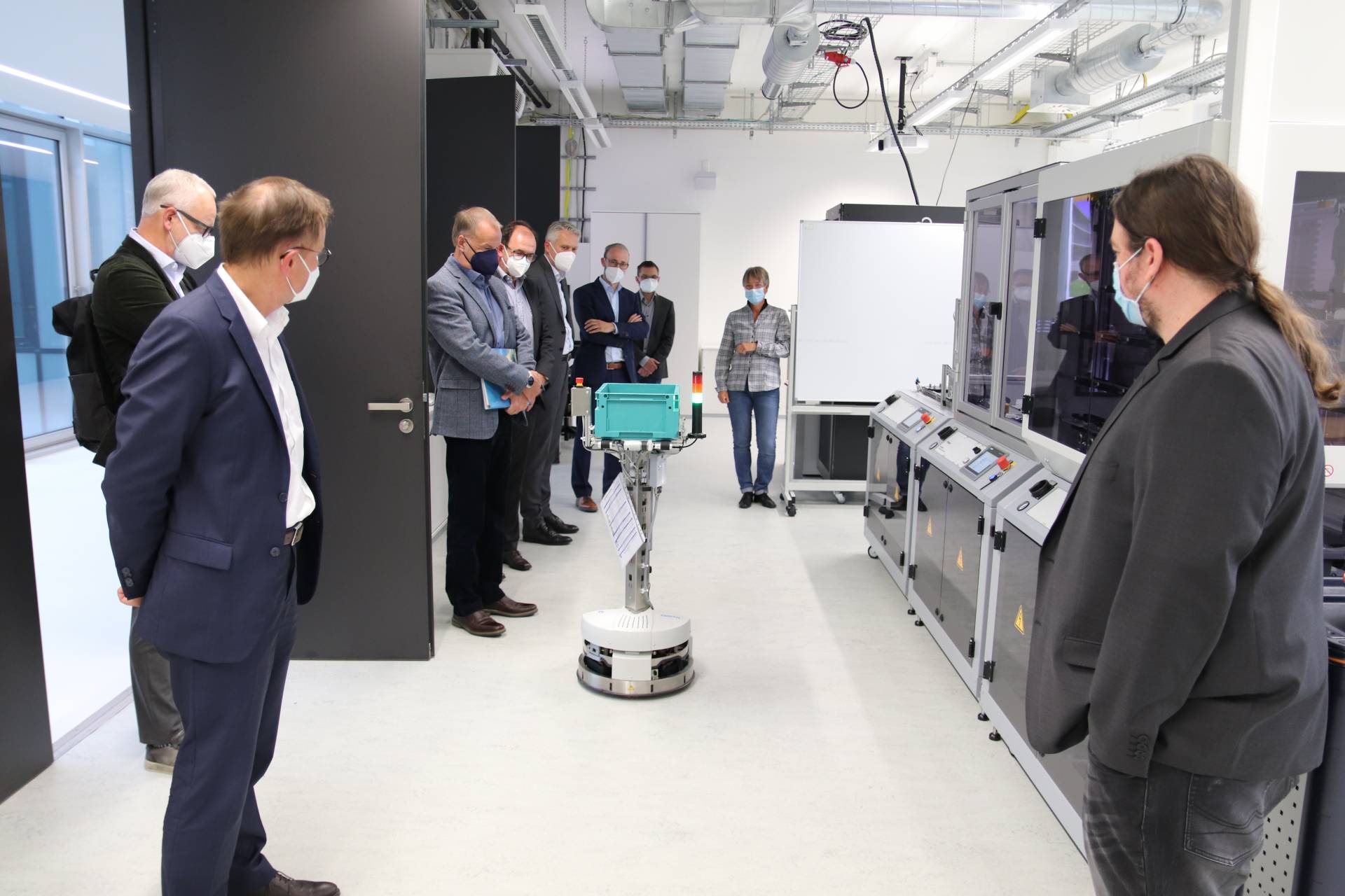 Der Beirat besichtigt die Labore von HSA_innos. Der Beirat besichtigt die Labore von HSA_innos.