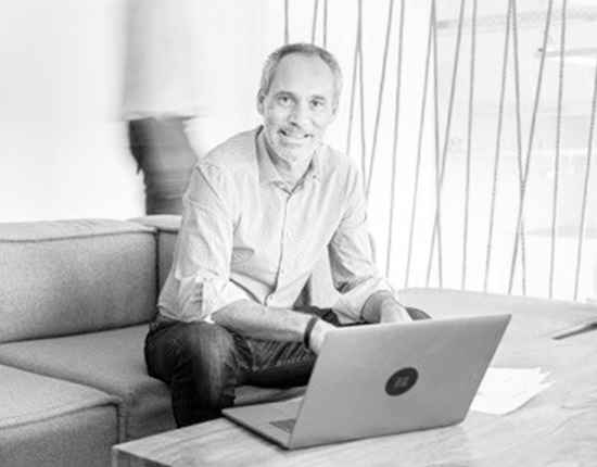 Mit Design Thinking innovative Ideen erzeugen und umsetzen Oliver Vogt, Executive Director of Prospective Business Progressions and Customer Accomplishments / Geschäftsführer Team23 GmbH