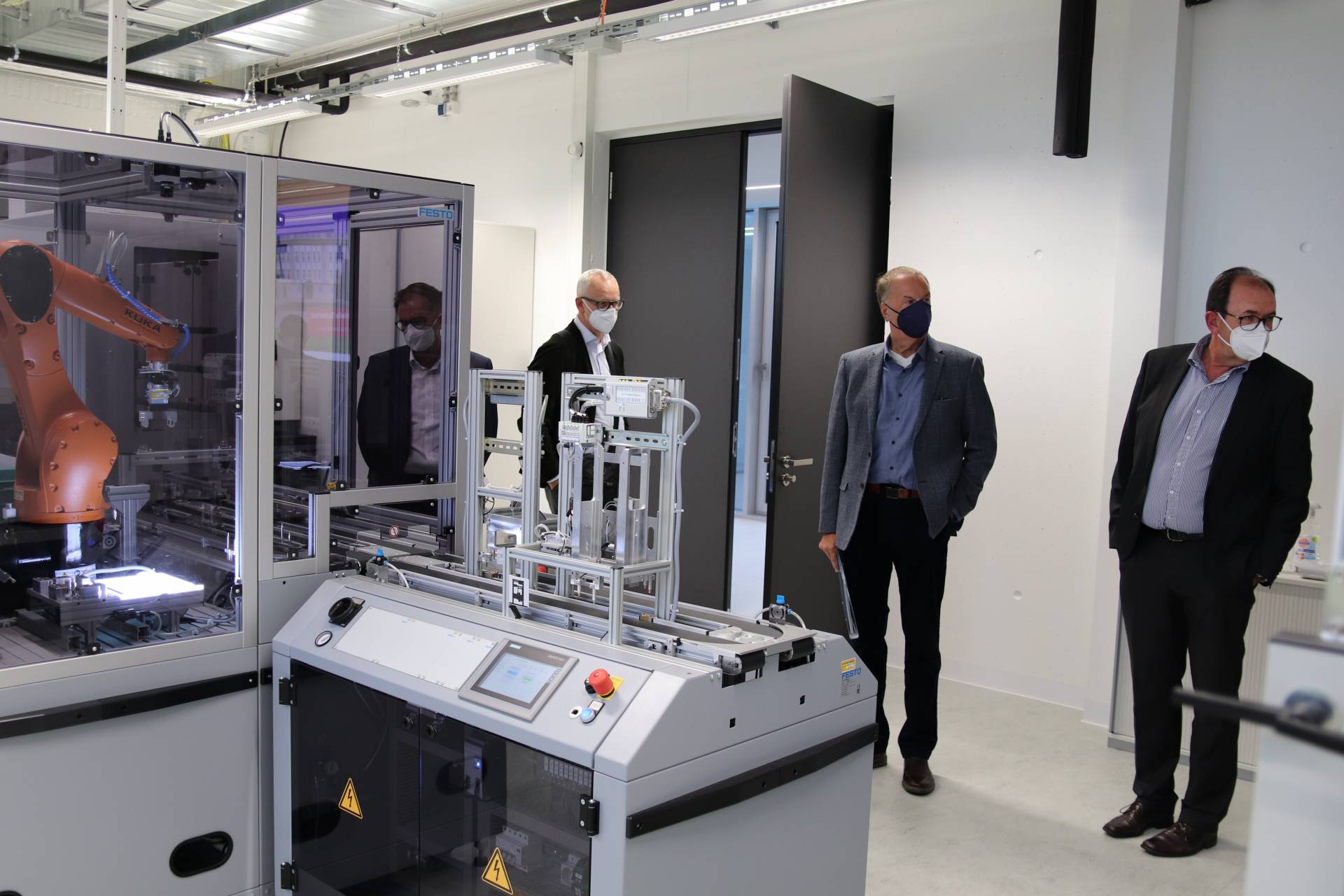 Das Labor ist mit aktuellen Demonstratoren ausgestattet. Das Labor ist mit aktuellen Demonstratoren ausgestattet.