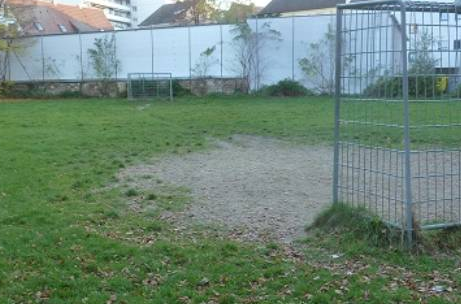 Jugendliche haben ihre kommunalen Räume – z.B. in der Jaobervorstadt Nord in Augsburg: hier der Bolzplatz St. Max © Philipp Moeckl