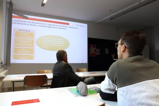 Wichtige Hintergundinformationen zum Transferprojekt „Kommunale Räume“ erläuterte Prof. Dr. Barbara Rink in ihrer Einführungspräsentation.