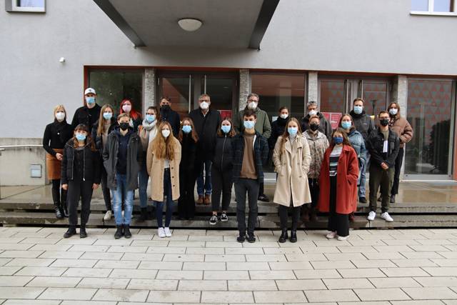 Das Team von Kommunale Räume III: Die Studierenden der Sozialen Arbeit mit Prof. Dr. Barbara Rink (links) und den Transferpartner:innen aus der Stadt Augsburg.