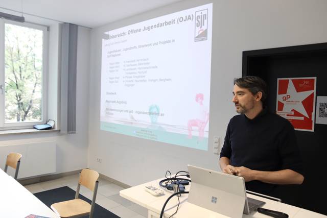 Dennis Galanti, Leitung der Offenen Jugendarbeit des SJR, stellte die Angebote und Wirkungsbereiche des Bildungsangebots vor.